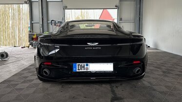 Saubere Sache: der Aston Martin wurde schonend gewaschen