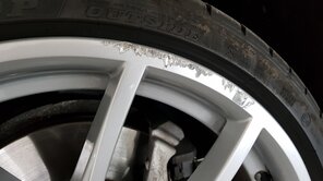Alufelge mit Bordsteinschaden