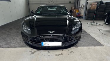 So wie dieser Aston Martin Kunde: wer sein Auto professionell pflegen lassen möchte, muss unbedingt zum Autoputzer Exklusivpartner