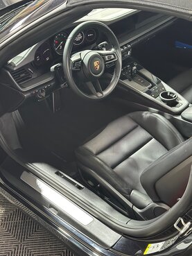 Porsche 911 Innenraum wieder auf Hochglanz. Dem Verkauf steht nichts mehr im Weg