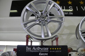 Nach einer Felgen Reinigung beginnen wir mit dem Smartrepair