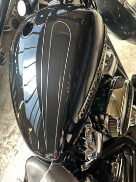 Motorradtank wieder wie neu: dank Maschinenpolitur