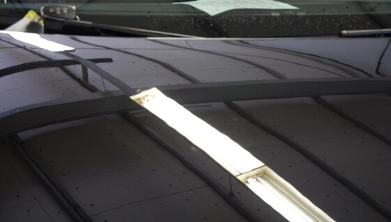 Ohne zu lackieren! Die Kratzer auf der Motorhaube wurden im leichten Smartrepair Verfahren entfernt