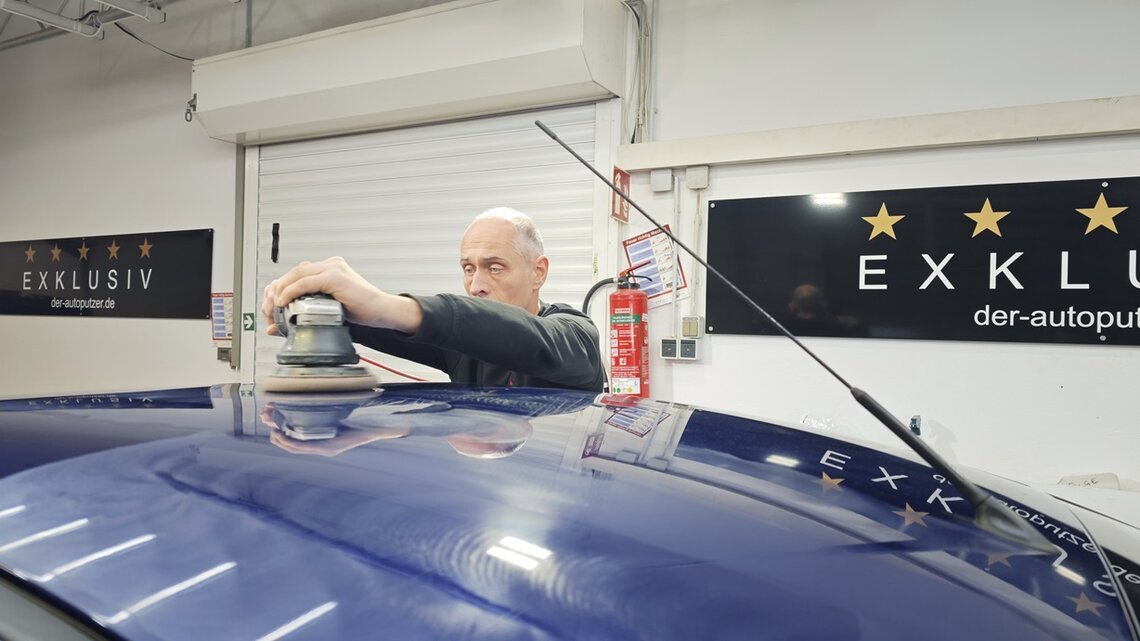 Oliver poliert einen Ford Fiesta