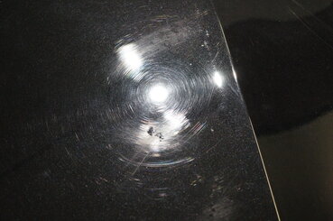 Tiefe und massive Kratzer zeichnen sich auf der Lack ab