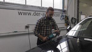 Herr Kantarci lernt auf Autoputzer Seminar die professionelle Lackaufbereitung
