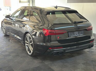 Audi RS6 Avant der Generation (C8). Dies erkennt man an der markanten Frontpartie mit dem Singleframe-Grill, den schmalen Scheinwerfern und den sportlichen Lufteinlässen. Die Avant-Form (Kombi) ist ebenfalls deutlich zu erkennen.