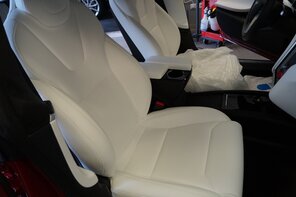 Besonders helle Ledersitze sind extrem anfällig für Schutz und abfärbungen, fragen Sie nach einer Lederversiegelung!