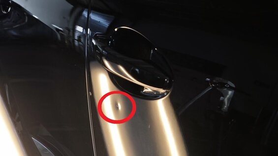 Auf der vorederen rechten Tür des Peugeot 5008 ist eine Delle, die eine Leasingesellschaft nicht mehr akzeptieren würde *lt. Schadenkatalog*