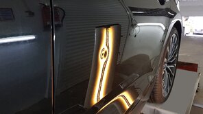 Delle am Auto? Die preiswerte Dellenreparatur gibt es beim Autoputzer