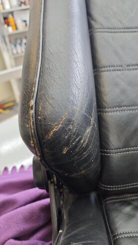 Sitz vorne rechts - rechte Rückenwange mit Schäden