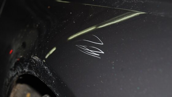 Eine erhebliche Schramme auf dem Autokotflügel: noch zu retten?