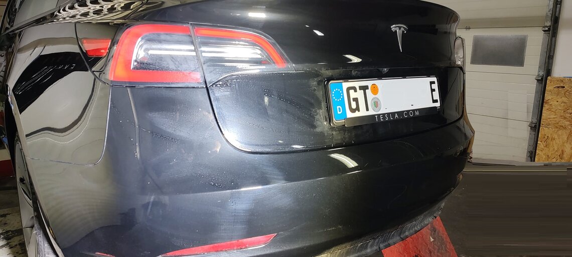 Auch im Heckbereich & Stoßfängerverkleidung hinten sind stark zerkratzt