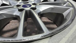 Diese Alufelge wird von Swen während der Schulung fertig gemacht