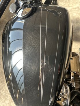 Der Lack bei diesem Harley Motorradtank ist völlig zerkratzt