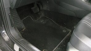 Bremspedale, Gaspedale, Fußablage, Fußmatten - das alles muss für den ersten Eindruck beim Verkauf gut aussehen