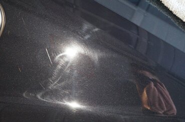 Vor der Behandlung stark verkratzt