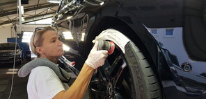 Denise Manns lernt die Felgenreparatur am seidenmatten Felgenlack