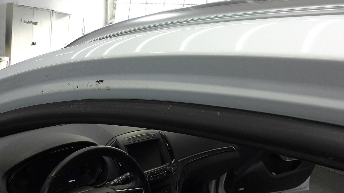 Der Türrahmen und die Dichtung ist ebenfalls verschmutzt 