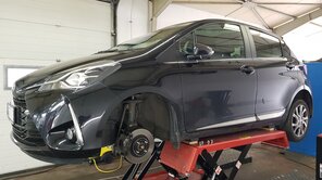 Rad demontiert für die Felgeninstandsetzung