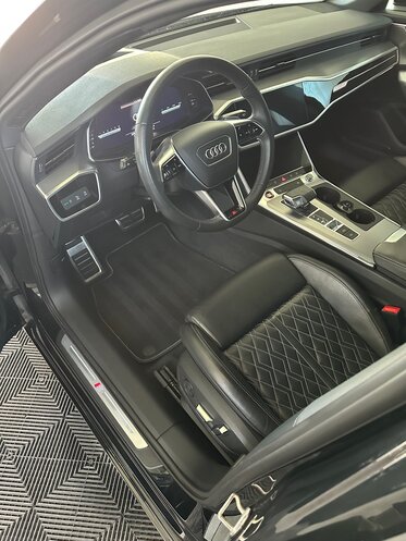 Der Innenraum vermittelt ein sportliches und zugleich luxuriöses Ambiente. Die dunkle Farbgebung und die hochwertigen Materialien unterstreichen den dynamischen Charakter des Fahrzeugs.