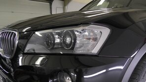 An diesem BMW X3 befinden sich Schrammen am Lack