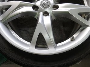 Die Alufelge ist einer Kleinschadenreparatur unterzogen worden. Das Endergebnis ist gut zufriedenstellend! Benötigen auch Sie Felgen-Smartrepair? Schauen Sie gern beim Autoputzer Gummersbach vorbei!!