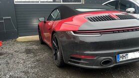 Bei diesem Porsche 911 soll erst einmal die Folierung entfernt werden