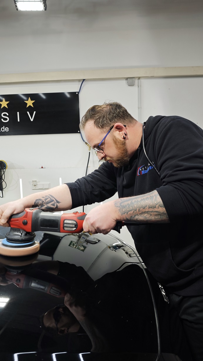 Timo zaubert gerade am Autolack